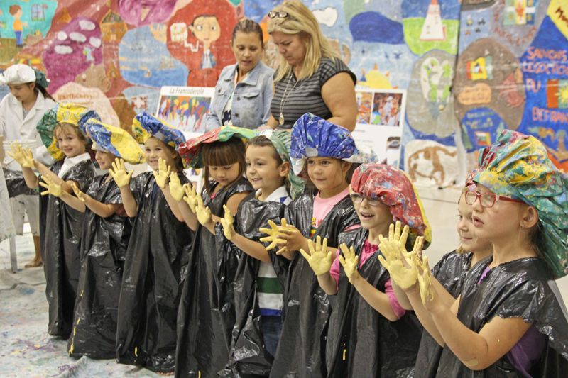 Saint-Grégoire students paint new link in mural