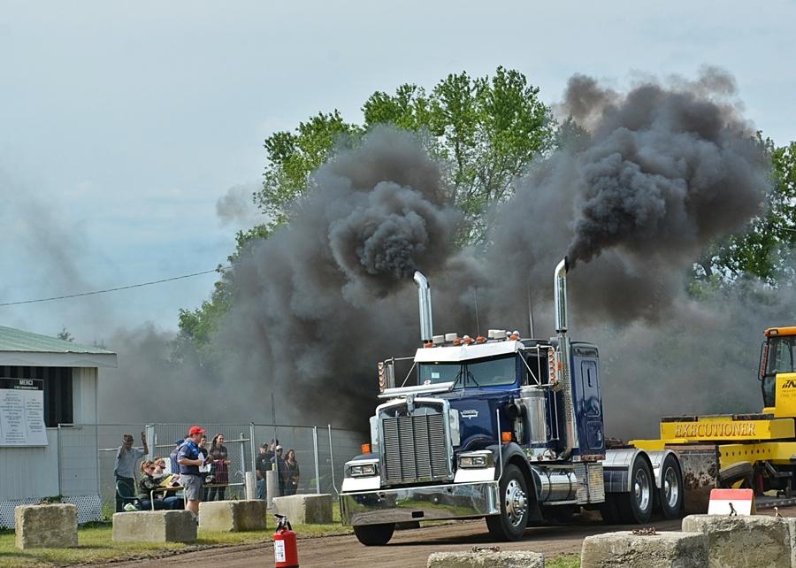 Truck-pull and show n’ shine in Vankleek Hill