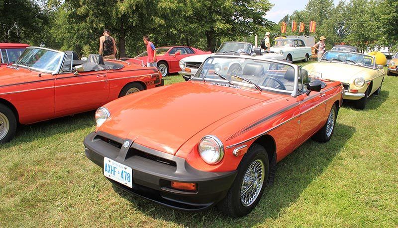A display of classic British cars attracted car-lovers who even had the opportunity to sit in these compact cars. (Photo credit : Maxime Myre)