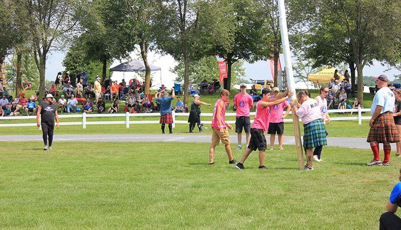 Food, merchandise, music and so much more was offered to the festival-goers, but the main attraction are the games. Here are the winners of the 70th annual Glengarry Highland Games : the winner of the Open Professional Heavyweight Competition is Matthew Doherty. The winner of the Pro Women Heavyweight Competition is Susie Lajoie. And finally, the winner of the Master Heavyweight Competition is Dirk Bishop. (Photo credit : Maxime Myre)