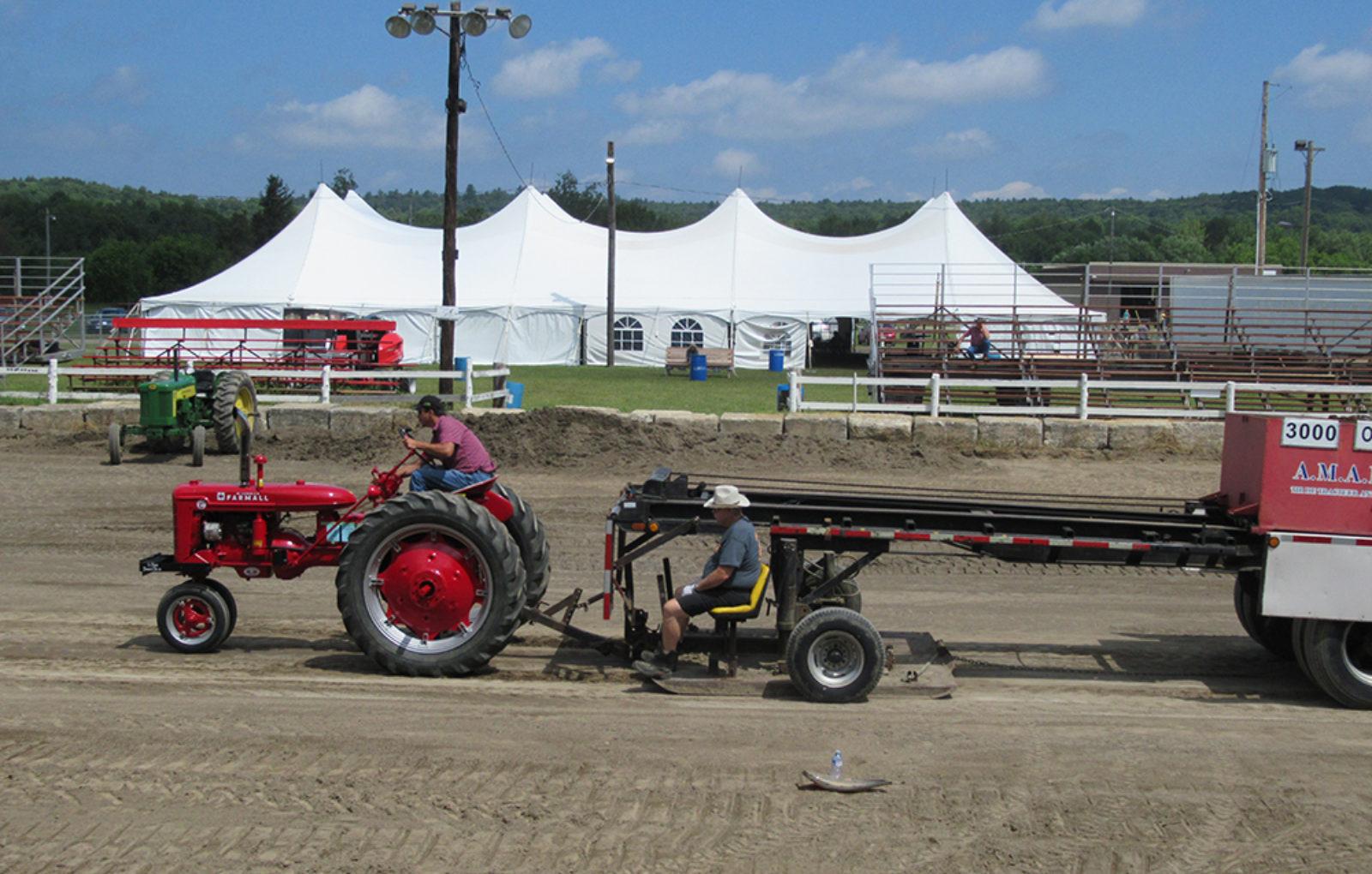 JM_JY1319_LachuteFairTractor01