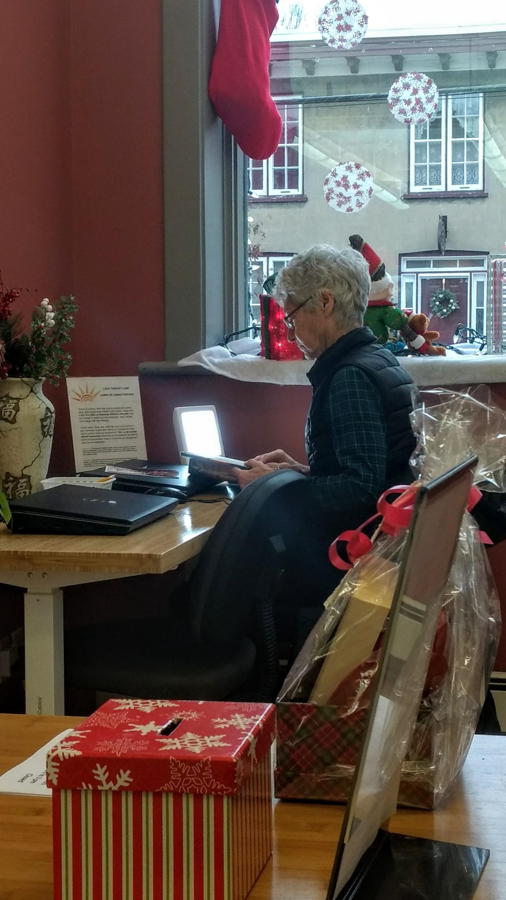 Library patron uses light therapy lamp