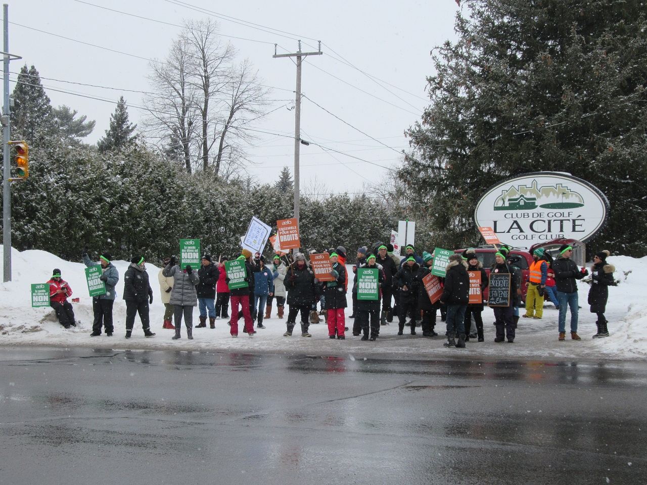 Francophone teachers picket in Hawkesbury, strike day for all public schools on February 21