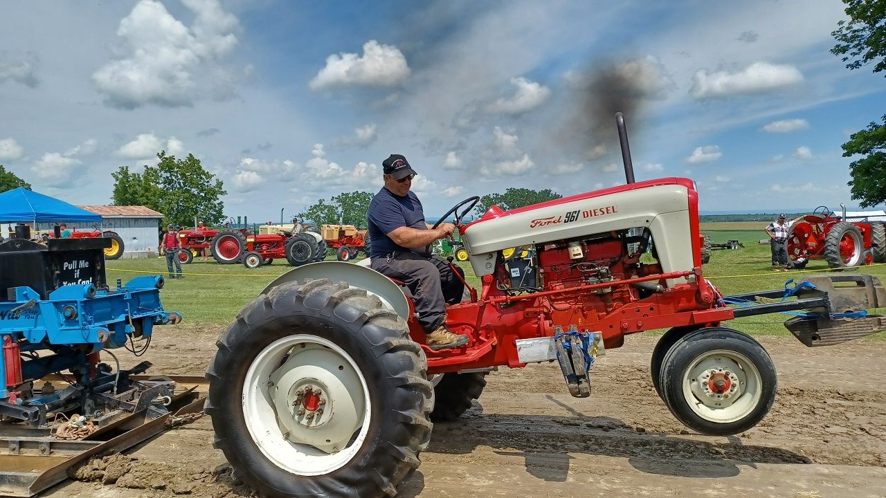 Antique tractors prove their strength at Ste-Anne-de Prescott pull