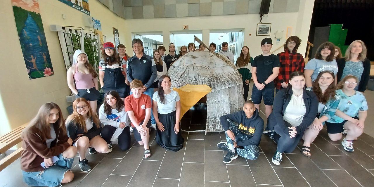 VCI students build pikogan and learn Indigenous culture from expert builder and knowledge keeper