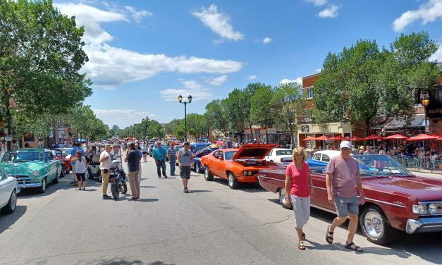Classic automobiles park in downtown Lachute for Auto Expo-Retro