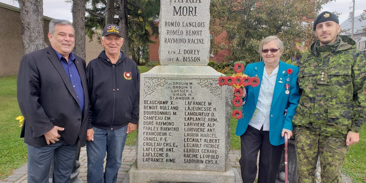 Who are the veterans whose names are engraved on the Casselman cenotaph?