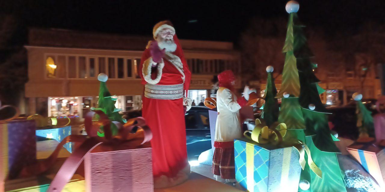 Photo Feature – Santa Claus comes to Lachute