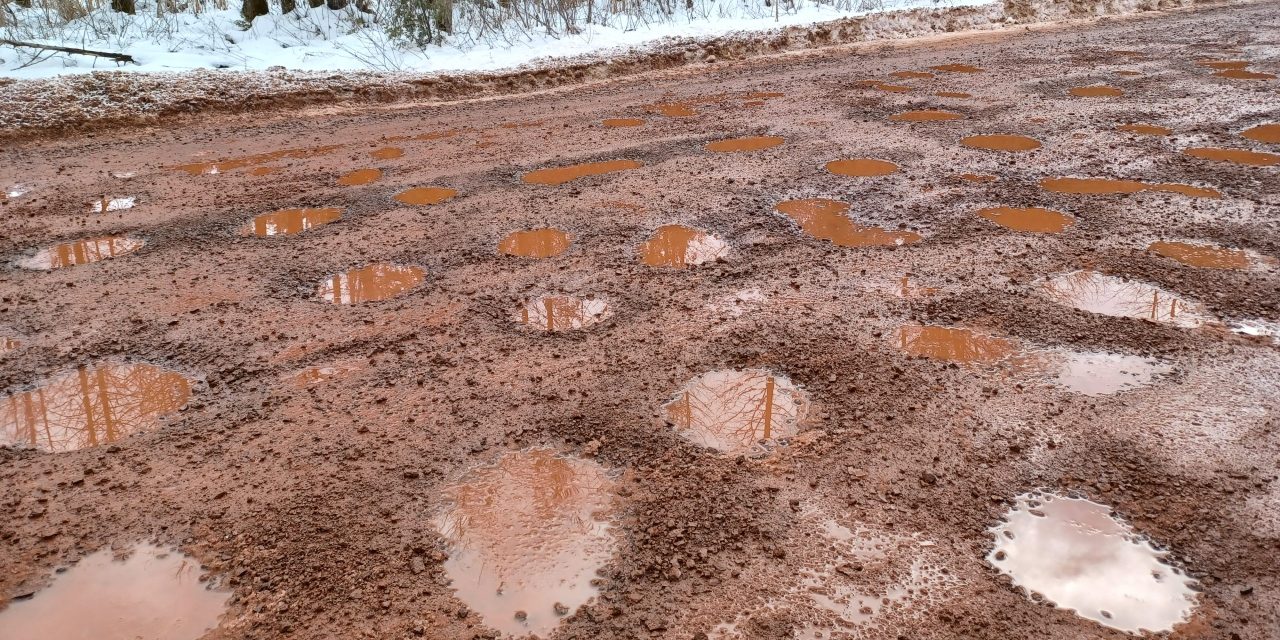 Rough road in Grenville-sur-la-Rouge