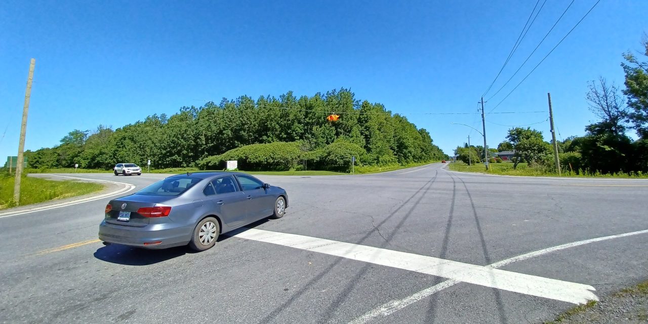 Flashing light at East Hawkesbury intersection